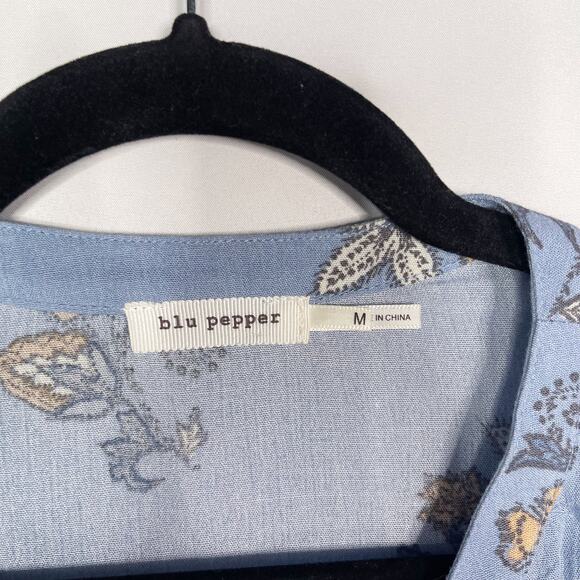 Blu Pepper Medium M Blue Floral VNeck Peasant Blouse Top Lace Detail 3/4 Sleeve - Picture 6 of 8